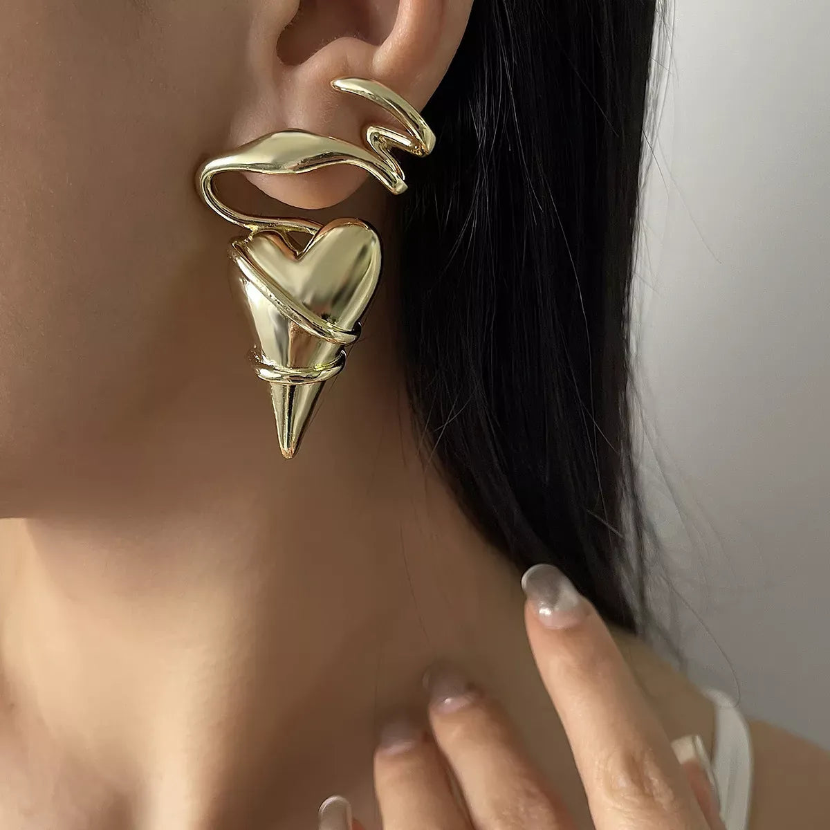 Trendsi Gold / onesize Heart-Shaped Twisted Wire Earrings